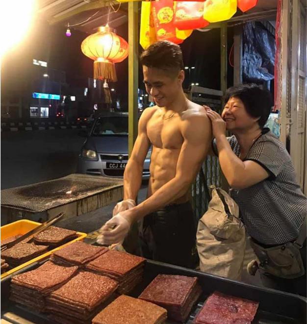 Cởi trần, khoe body 6 múi căng đét, anh chàng bán thịt khô bỗng amp;#34;nổi như cồnamp;#34; - 1