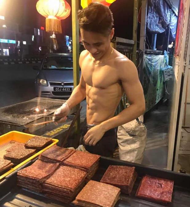 Cởi trần, khoe body 6 múi căng đét, anh chàng bán thịt khô bỗng amp;#34;nổi như cồnamp;#34; - 2