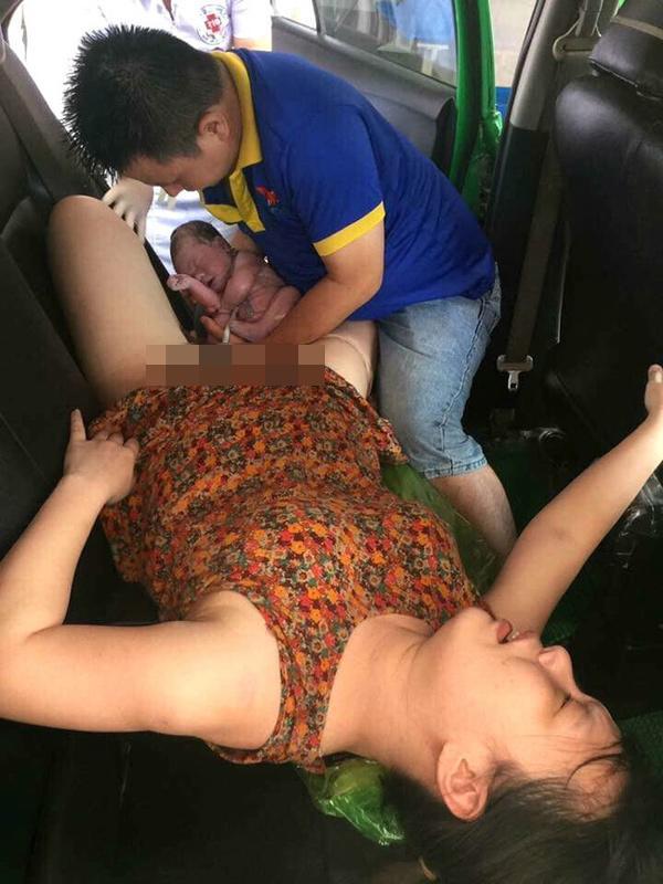 Dân mạng hoan hô anh lái taxi đỡ đẻ amp;#34;quá siêuamp;#34;, đến khi biết sự thật mới amp;#34;ngã ngửaamp;#34; - 2
