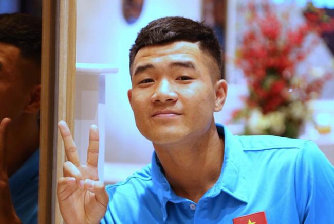 Hà Đức Chinh bận đá Asian Cup, amp;#34;anh em thất lạcamp;#34; ở Việt Nam lại thất tình vì hôi nách - 1