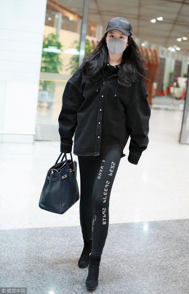 Lưu Diệc Phi đẹp ai cũng biết nhưng mẹ cô mới cực phẩm, gây chú ý nhất tại sân bay - 5