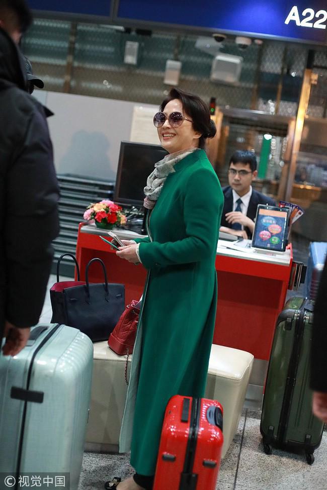 Lưu Diệc Phi đẹp ai cũng biết nhưng mẹ cô mới cực phẩm, gây chú ý nhất tại sân bay - 3