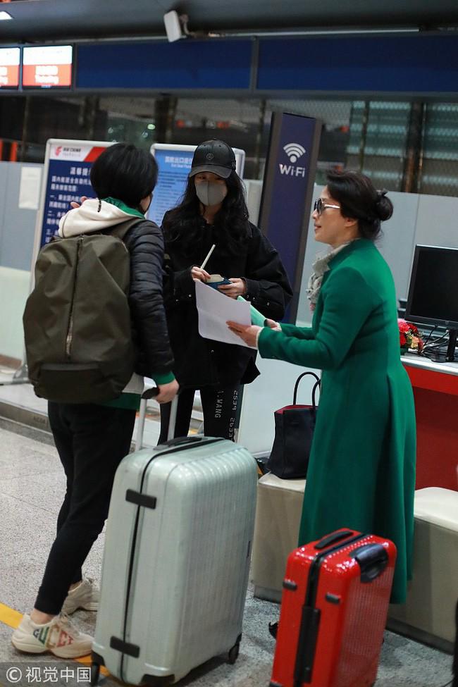 Lưu Diệc Phi đẹp ai cũng biết nhưng mẹ cô mới cực phẩm, gây chú ý nhất tại sân bay - 4