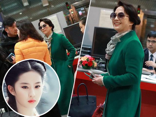 Lưu Diệc Phi đẹp ai cũng biết nhưng mẹ cô mới cực phẩm, gây chú ý nhất tại sân bay