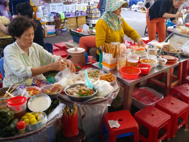 Lang thang chợ Cồn Đà Nẵng thì chỉ cần 50 nghìn thôi cũng đủ no căng bụng