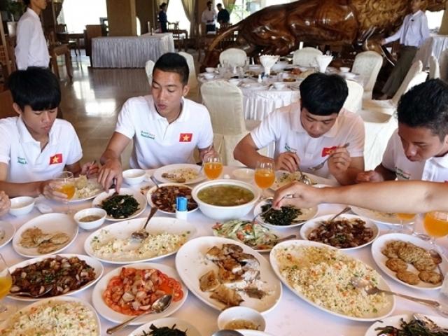 Cầu thủ Việt Nam uống sâm bồi bổ thể lực, chuyên gia nói tốt nhưng có người không nên dùng