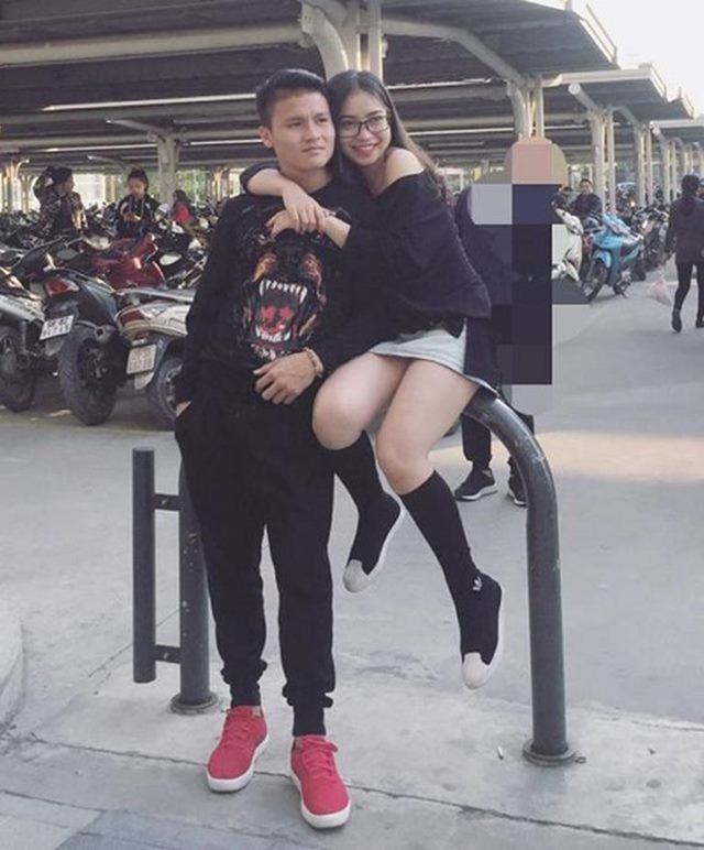 Đọ giá hàng hiệu amp;#34;chất như núiamp;#34; của 2 cô bạn gái Quang hải, Duy Mạnh xem ai hơn ai? - 4