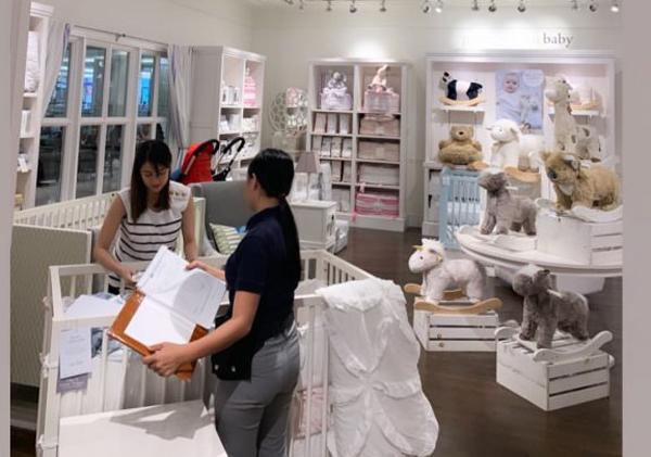 Bế bụng bầu đi sắm đồ cho con, amp;#34;mỹ nhân đẹp nhất Philippinesamp;#34; gây choáng vì trẻ như gái 18 - 2