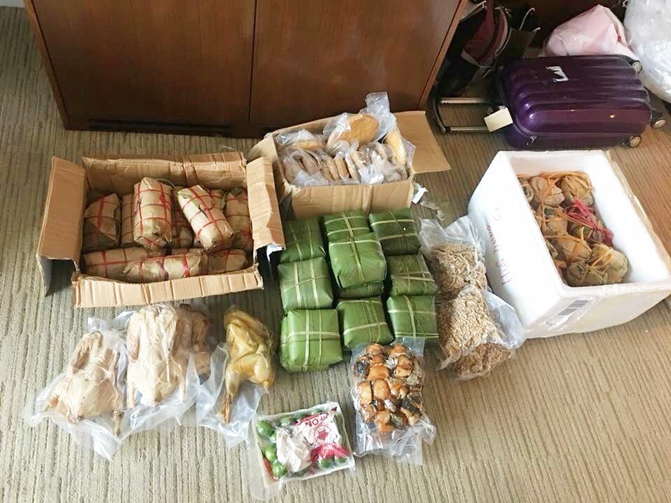 Cổ động viên Việt Nam mang hẳn 90kg đồ ăn tiếp sức cho các cầu thủ ở Dubai - 1
