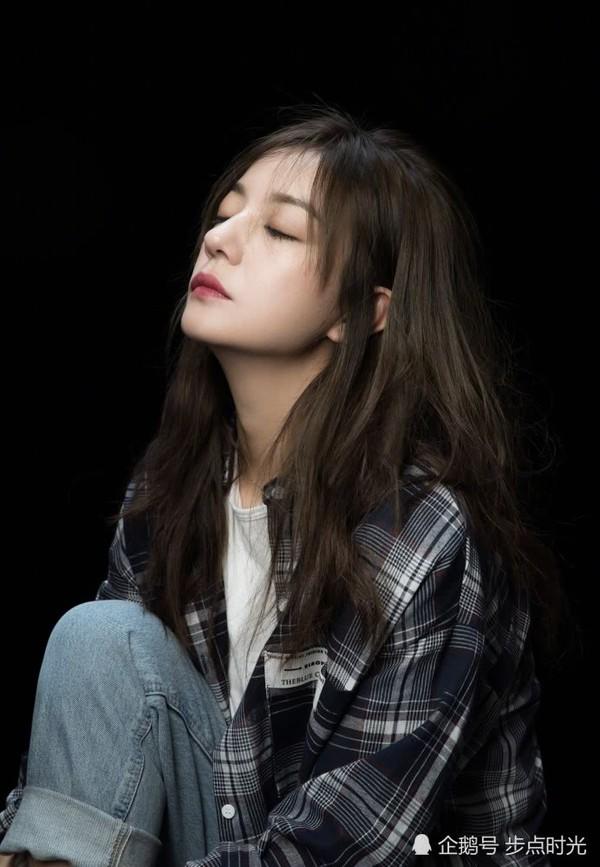 Xuất hiện trên bản tin thời sự sau bê bối, dòng trạng thái của Triệu Vy gây chú ý - 6