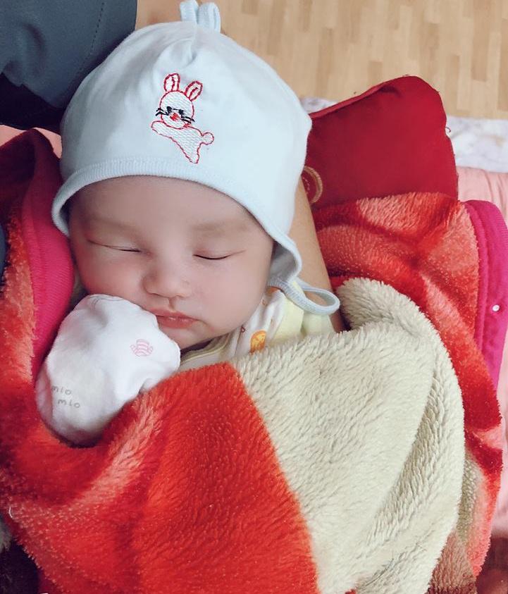 Vác bụng bầu đôi vượt mặt đi đẻ, mẹ 9x vẫn kịp trang điểm, tạo dáng cực amp;#34;xì-tinamp;#34; - 11