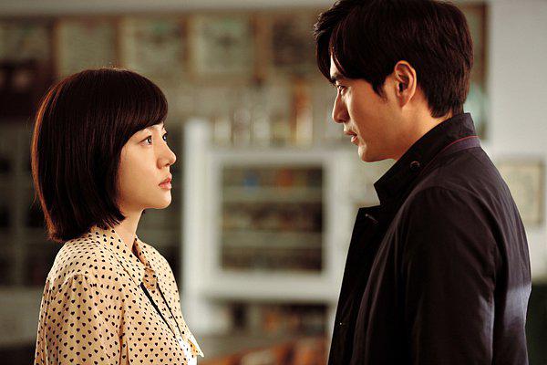 Ngán ngẩm vợ tính toán chi li, tôi chết lặng khi thấy thứ rơi ra từ ngăn tủ  - 1