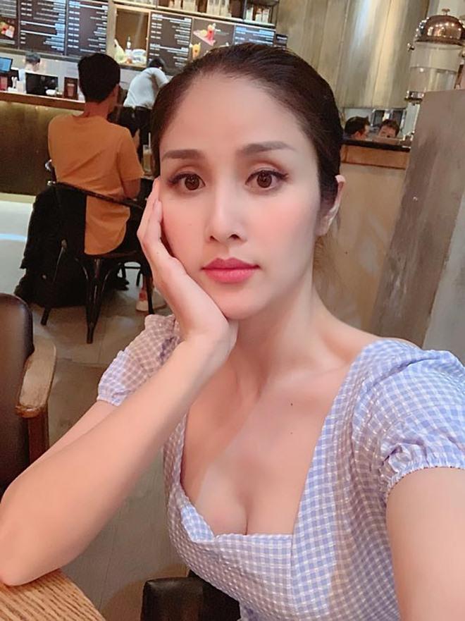 sao viet 24h: le phuong co thai, giao het cho chong kem 7 tuoi nghien cuu viec bau bi - 9