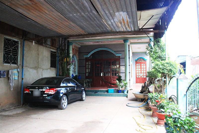 Hiện tại, căn nhà được xây dựng khá lâu của gia đình chỉ có bố mẹ của Duy là ông Nguyễn Tấn Phong (SN 1963) và bà Bùi Thị Ngọc Kiều (SN 1967) ở đây. Hai anh trai của Duy đều đã lập gia đình và sống riêng.
