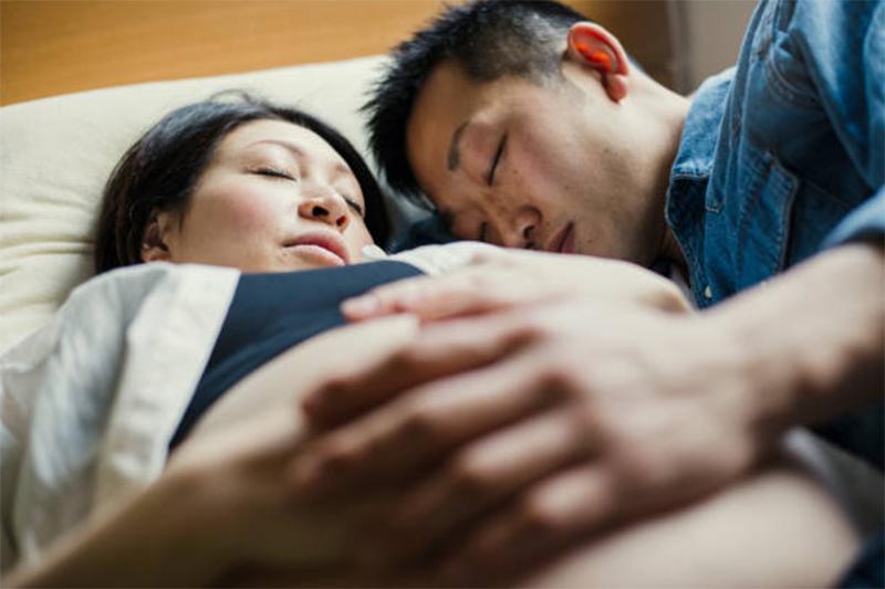 Một điều kiêng kị nữa khi nằm ngủ là không nên mặt đối mặt với người nằm bên cạnh. Lý do là bởi cơ thể con người thở ra khí carbon dioxide (CO2).
