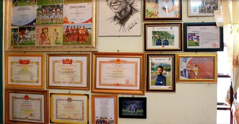 Những tấm huy chương được treo trong nhà của Hồng Duy. Đây là thành quả nhiều năm phấn đấu cho sự nghiệp bóng đá của nam cầu thủ.
