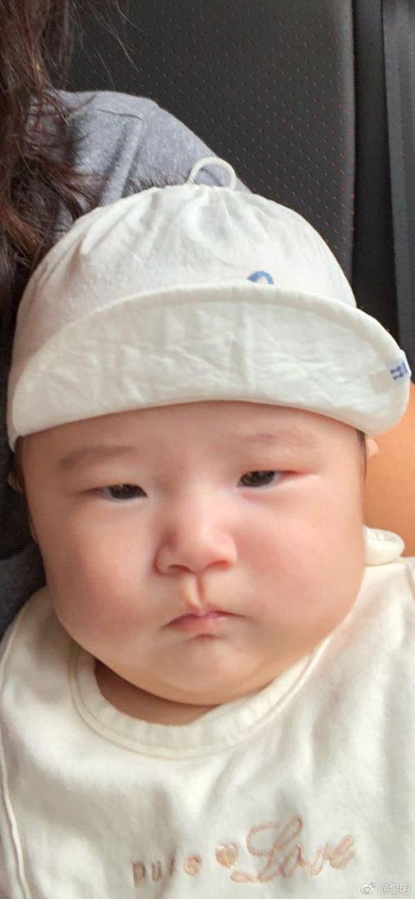 52 tuổi mới lần đầu làm cha, amp;#34;Thiên Vươngamp;#34; Lê Minh chăm con đặc biệt như thế này - 2