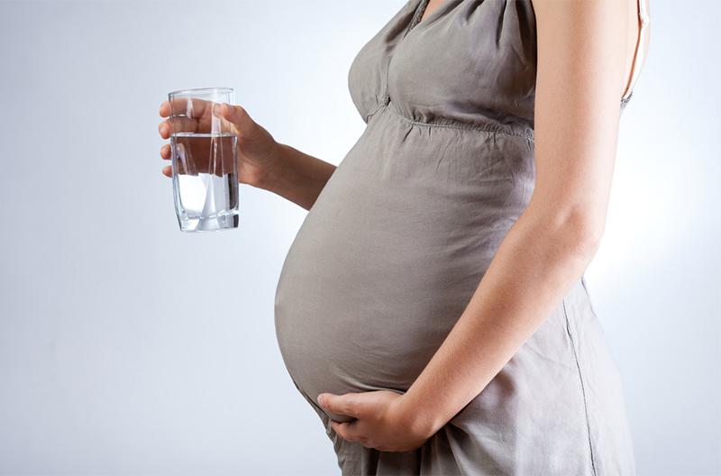 Các mẹ bầu rất thường xuyên đi tiểu do em bé chèn ép vào bàng quang. Vì vậy uống nước quá nhiều và sát giờ đi ngủ sẽ khiến mẹ tỉnh giấc vì phải đi vệ sinh liên tục.

