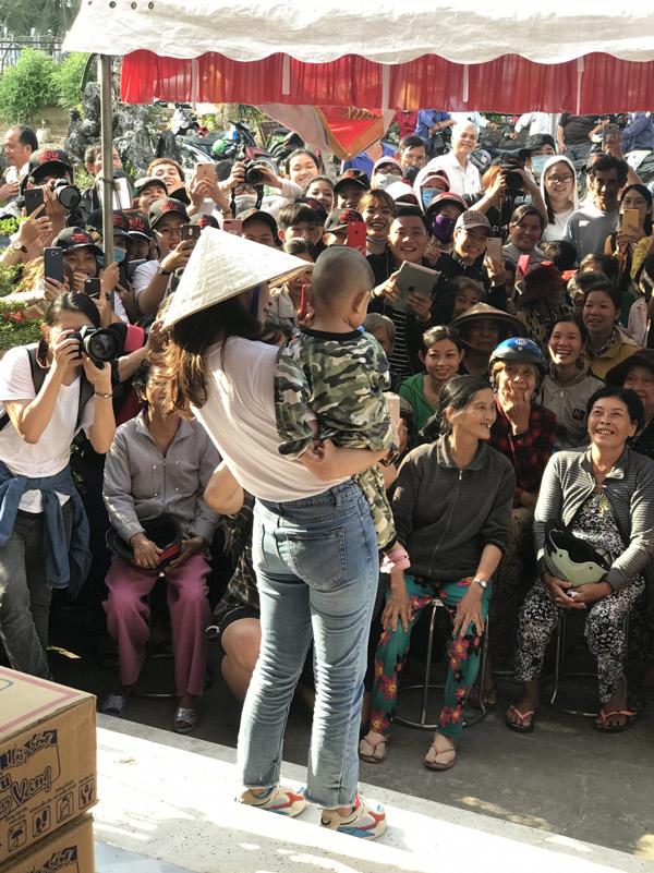Sáng diện áo thun giá rẻ đi từ thiện, tối Mỹ Tâm khoác thêm vest là đi event ngon lành! - 3