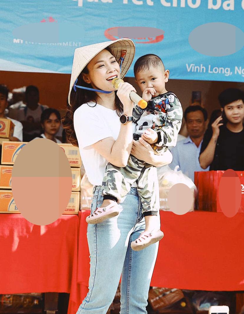 Sáng diện áo thun giá rẻ đi từ thiện, tối Mỹ Tâm khoác thêm vest là đi event ngon lành! - 1