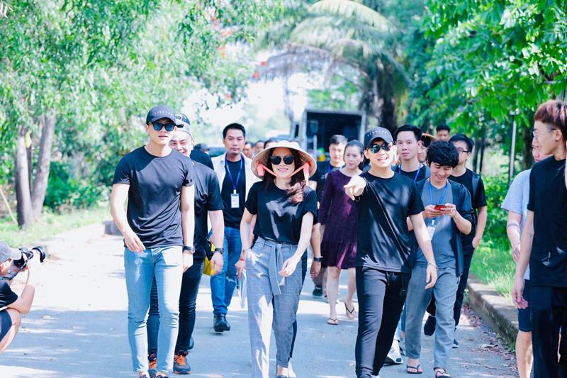 Sáng diện áo thun giá rẻ đi từ thiện, tối Mỹ Tâm khoác thêm vest là đi event ngon lành! - 11