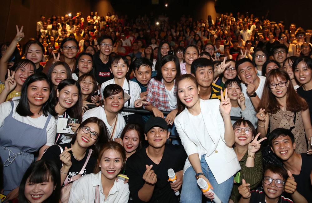 Sáng diện áo thun giá rẻ đi từ thiện, tối Mỹ Tâm khoác thêm vest là đi event ngon lành! - 8