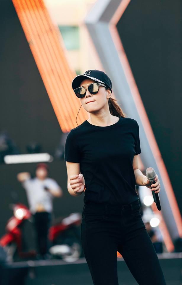 Sáng diện áo thun giá rẻ đi từ thiện, tối Mỹ Tâm khoác thêm vest là đi event ngon lành! - 10