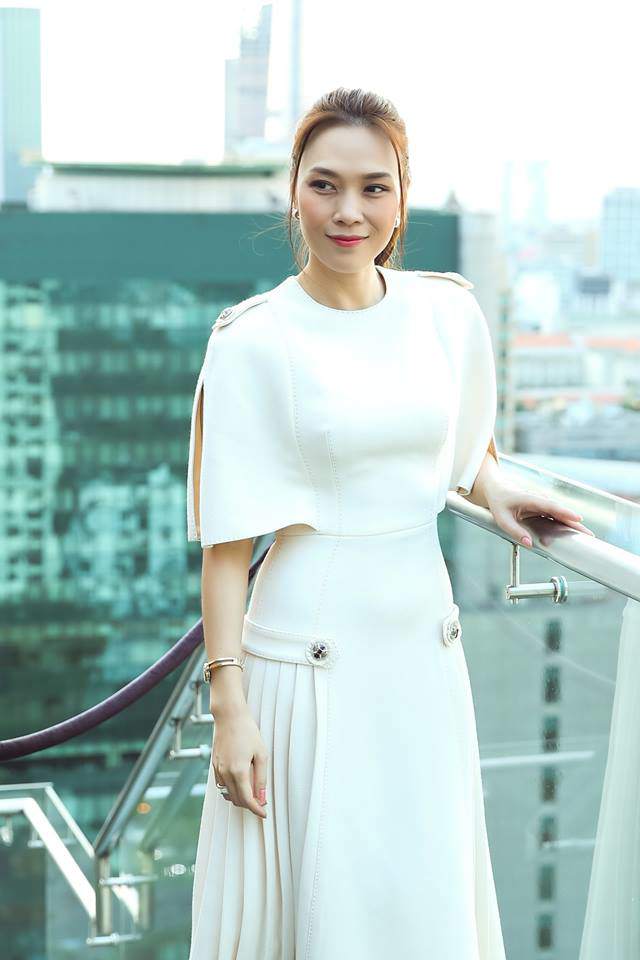 Sáng diện áo thun giá rẻ đi từ thiện, tối Mỹ Tâm khoác thêm vest là đi event ngon lành! - 13