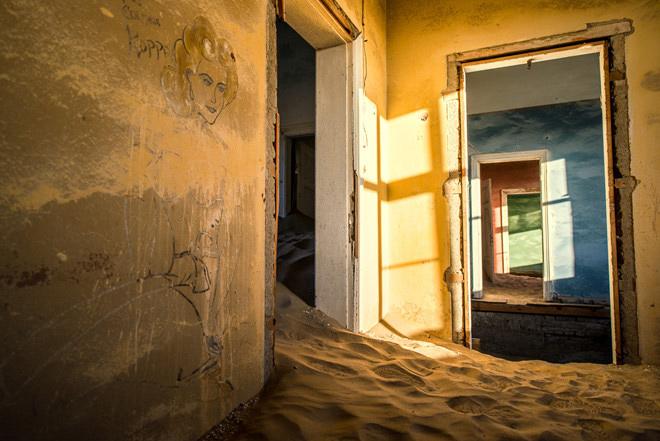 Vẻ đẹp hoang tàn của amp;#34;thị trấn maamp;#34; chìm trong lòng sa mạc - 8