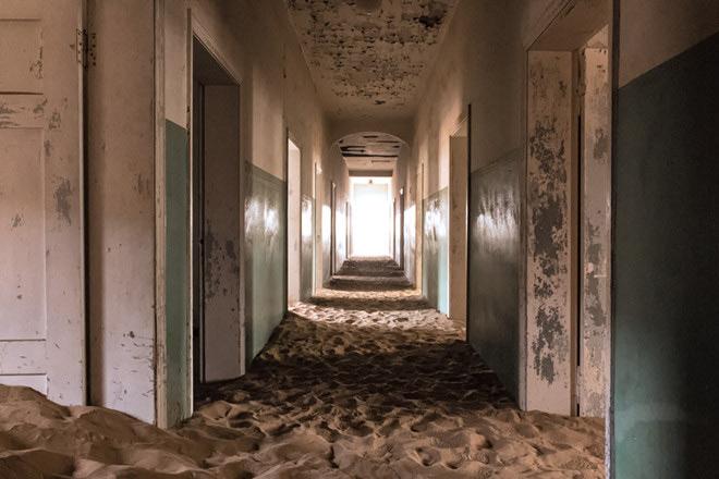 Vẻ đẹp hoang tàn của amp;#34;thị trấn maamp;#34; chìm trong lòng sa mạc - 9