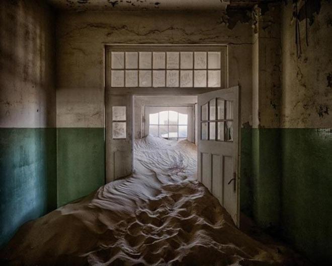 Vẻ đẹp hoang tàn của amp;#34;thị trấn maamp;#34; chìm trong lòng sa mạc - 10