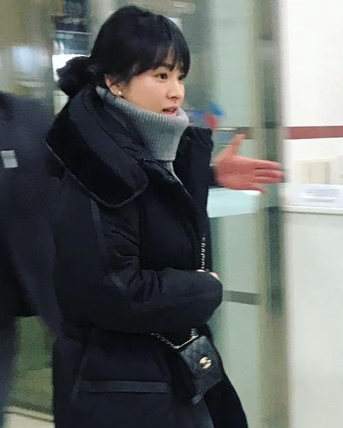 Để Song Joong Ki ở nhà một mình, Song Hye Kyo mặt mộc đi gặp người tình kém 12 tuổi - 6