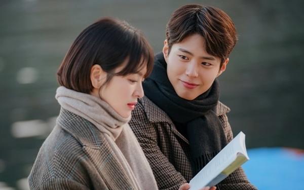 Để Song Joong Ki ở nhà một mình, Song Hye Kyo mặt mộc đi gặp người tình kém 12 tuổi - 1