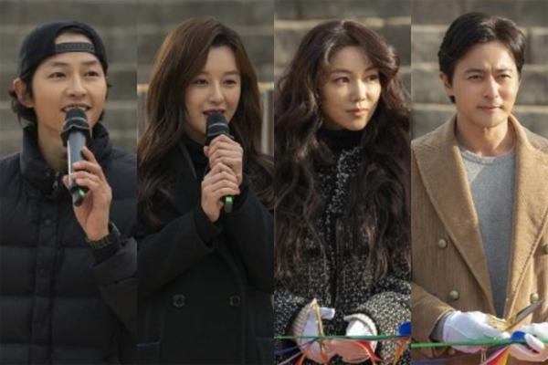 Để Song Joong Ki ở nhà một mình, Song Hye Kyo mặt mộc đi gặp người tình kém 12 tuổi - 8