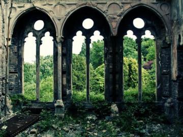 Đẹp ma mị: tòa lâu đài hoang phế như chìm trong cổ tích của xứ Wales