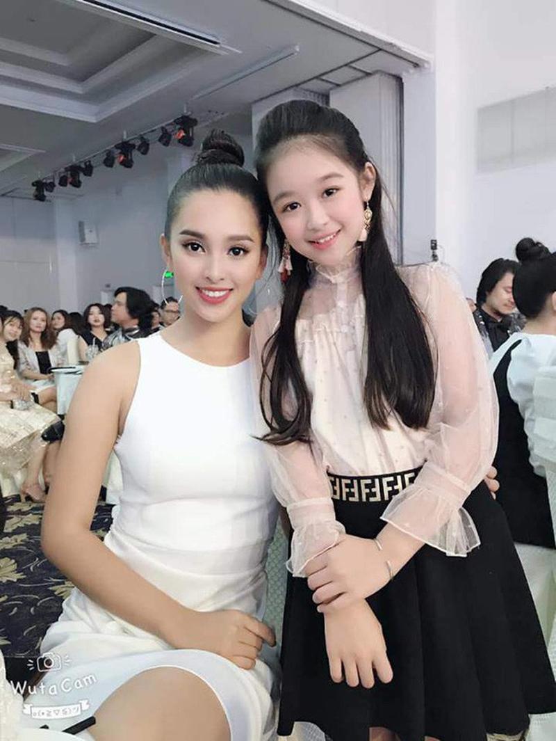Gây chú ý trên mạng xã hội những ngày gần đây là bức hình chụp chung của Bảo Ngọc với hoa hậu Tiểu Vy. Nhan sắc xinh đẹp của cô nhóc 11 tuổi khiến dân tình phải thốt lên: "Đúng là 2 mỹ nhân trong cùng 1 khung hình".
