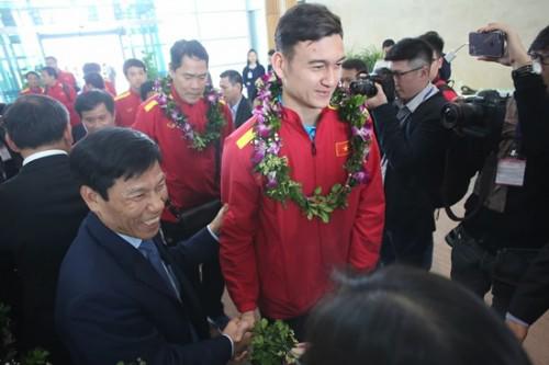 Bất ngờ với lời nói đầu tiên của Đặng Văn Lâm khi vừa về đến Việt Nam - 1