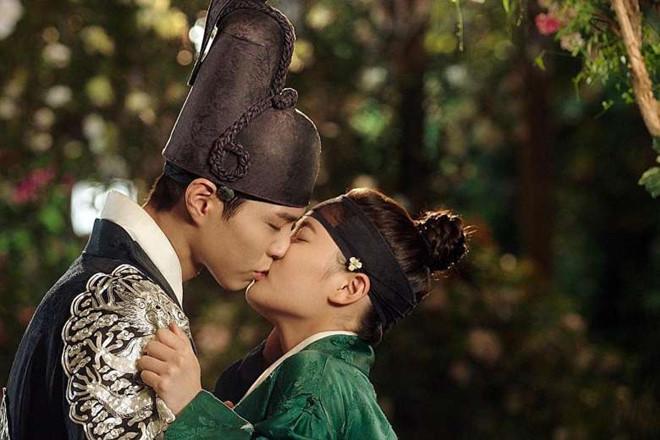 Hở hang quá mức, khỏa thân đánh nhau, loạt phim Hàn ngậm ngùi bị luật pháp amp;#34;tuýt còiamp;#34; - 3