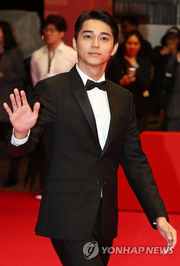 Sau chàng tuyển thủ Nhật Bản, dân mạng lại phát cuồng người đàn ông 3 con đến từ nước này - 2