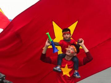 Hàng ngàn cổ động viên hân hoan đón Đội tuyển Việt Nam về nước