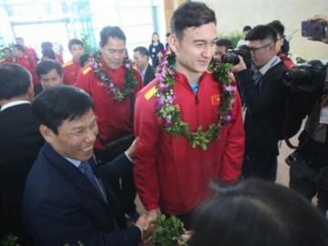 Bất ngờ với lời nói đầu tiên của Đặng Văn Lâm khi vừa về đến Việt Nam