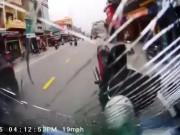 Clip Eva - Người đàn ông đi xe máy bất ngờ lao thẳng vào đầu ô tô