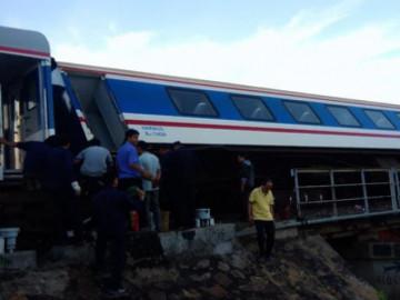 Tàu Bắc Nam trật bánh, hàng trăm hành khách 'đứng tim', nhiều chuyến tàu Tết xuất phát muộn