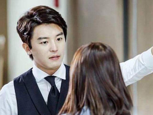 Lần đầu đưa vợ về quê ăn Tết, nhìn cảnh tượng dưới gầm bàn ăn tôi chỉ muốn ly hôn
