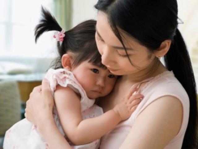 Chẳng thể ru con ngủ khi giúp việc về quê, xem lại camera tôi không cầm được nước mắt