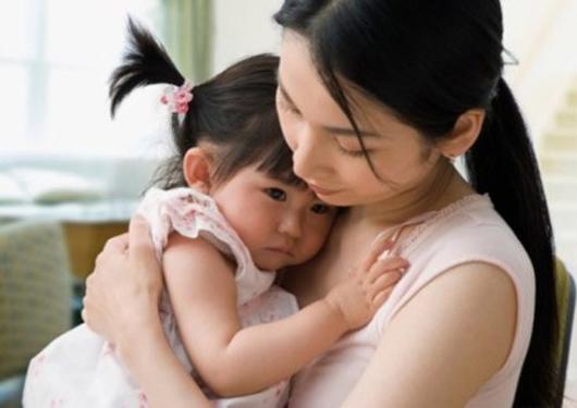 Chẳng thể ru con ngủ khi giúp việc về quê, xem lại camera tôi không cầm được nước mắt - Ảnh 2. Chẳng thể ru con ngủ khi giúp việc về quê, xem lại camera tôi không cầm được nước mắt - Ảnh 2.