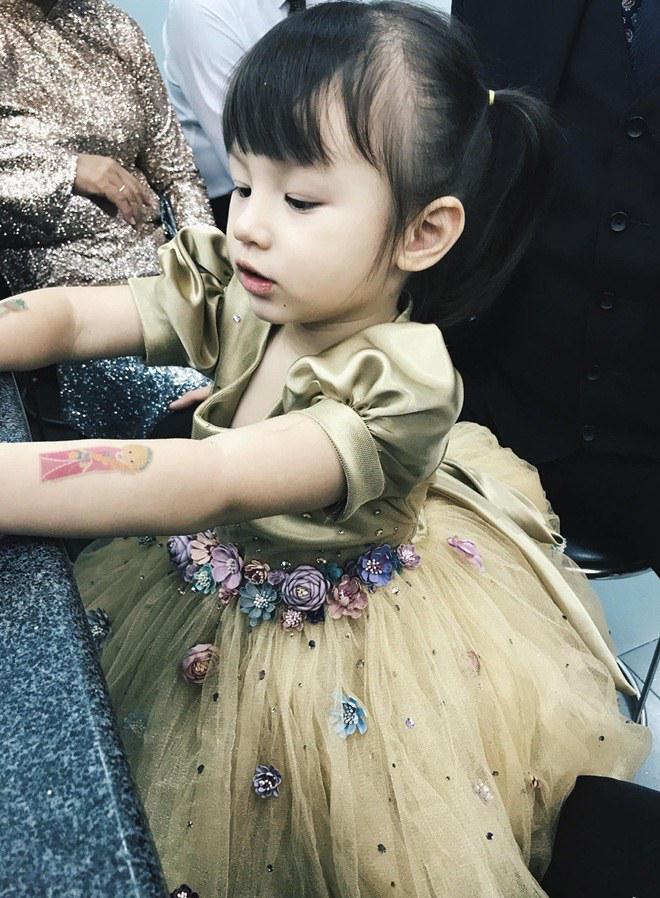 Mới ngày nào bé xíu, giờ amp;#34;công chúaamp;#34; của Phương Vy và chồng Tây đã lớn xinh thế này! - 13
