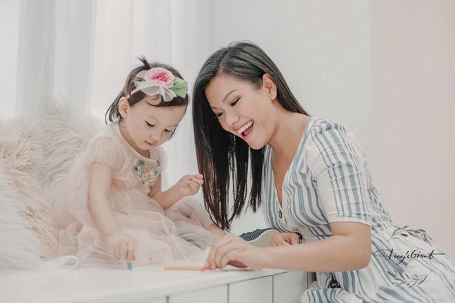Mới ngày nào bé xíu, giờ amp;#34;công chúaamp;#34; của Phương Vy và chồng Tây đã lớn xinh thế này! - 17