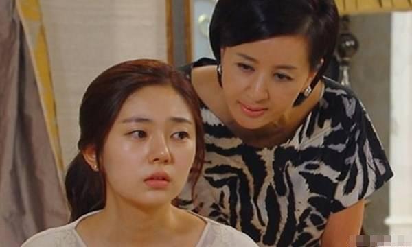 ngay con dau mac vay ngan di lam, me chong da lam viec dang so - 1