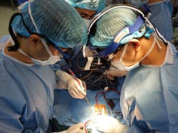 Bé trai bị vi khuẩn ăn mòn van tim, biểu hiện ban đầu trẻ nào cũng thường gặp phải